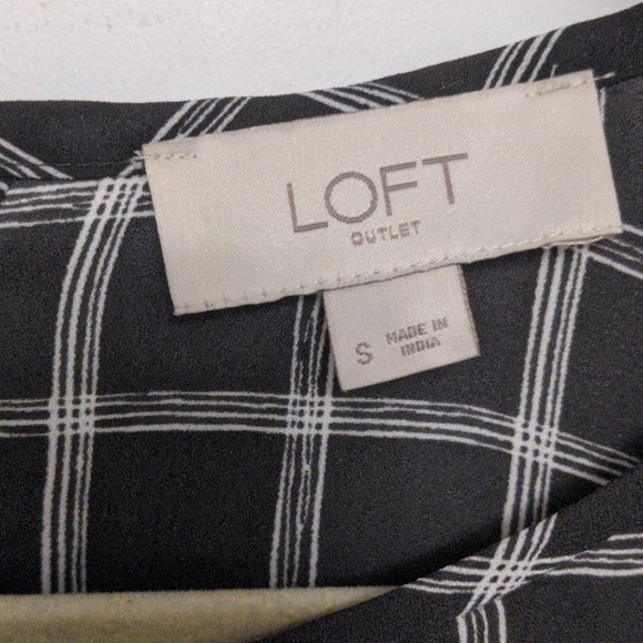 Black and white geometric patterned top - Picture 3 of 5